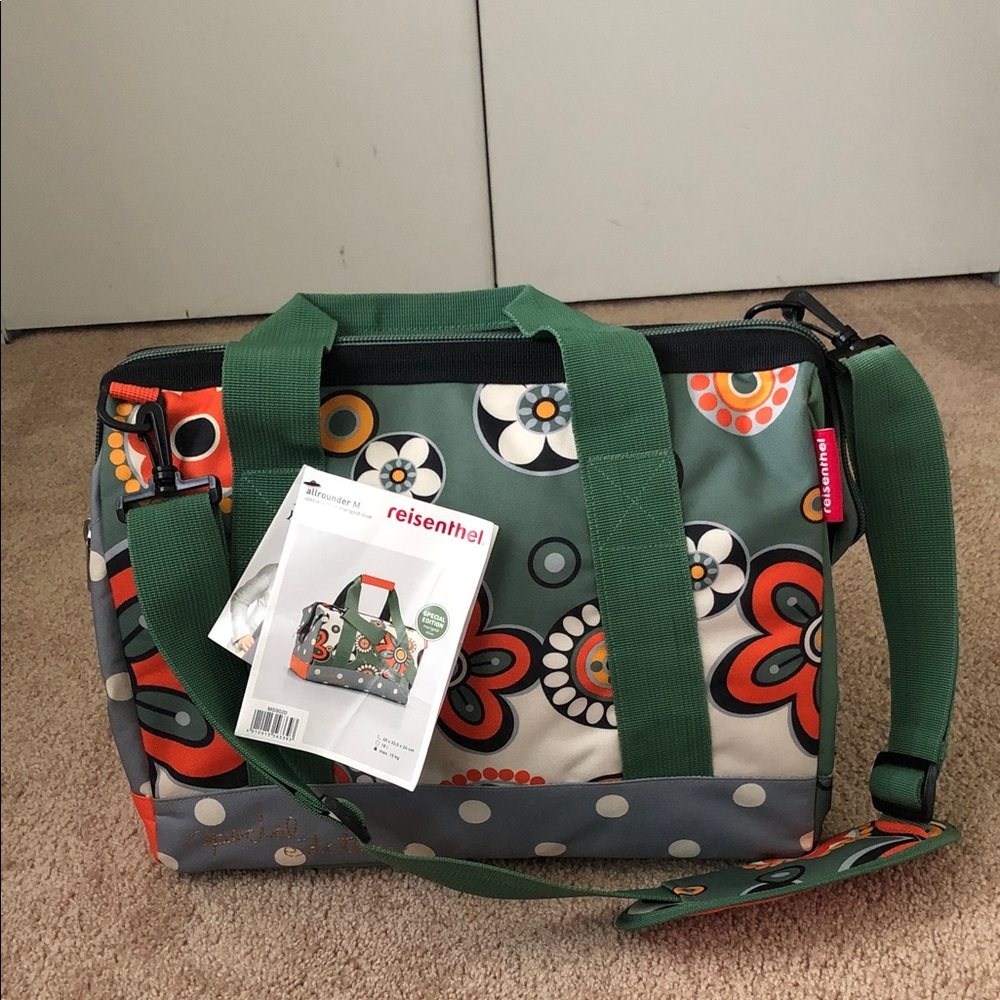 Reisenthel Women's Floral Travel Bag - Green and Gray